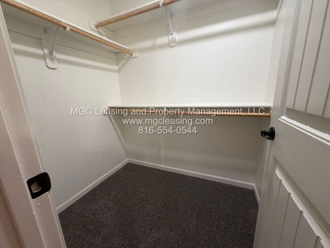 Building Photo - Luxury Living in the Northland - Special P...