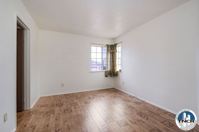 Building Photo - Stunning 4 BD | 3 Bath