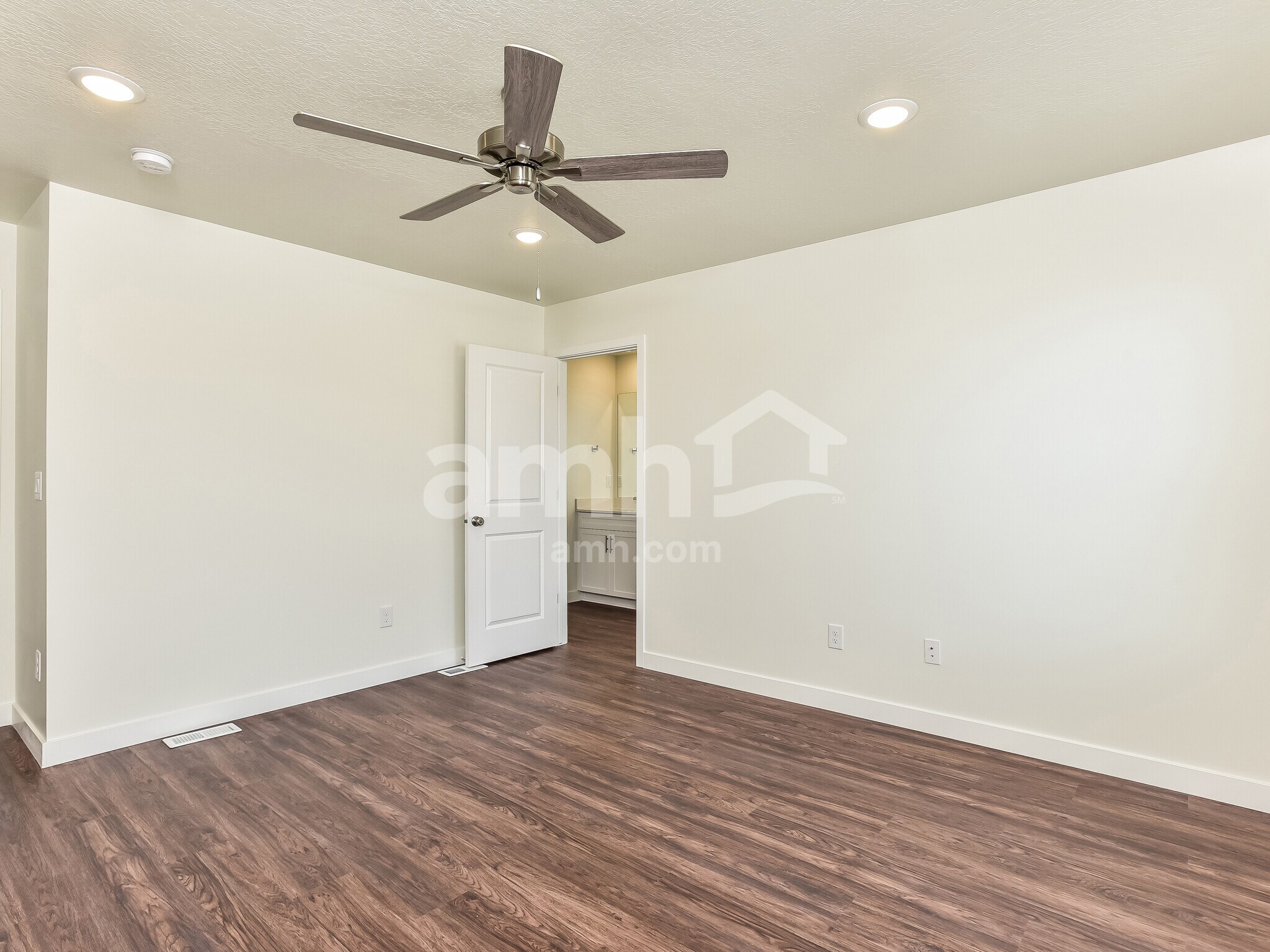 Building Photo - 1142 E Caitlyn St