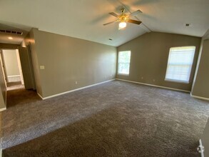 Building Photo - 3 bedroom House w/Fenced Yard