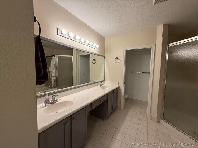 Building Photo - 2136 Oakmont Dr