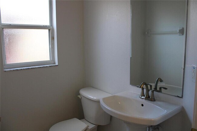 Building Photo - 7840 Carriage Pointe Dr