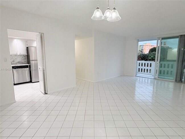 Building Photo - 919 Hillcrest Dr