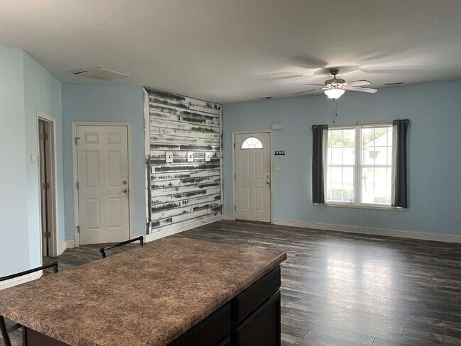 Building Photo - Pet Friendly Three Bedroom Two Full Bathro...