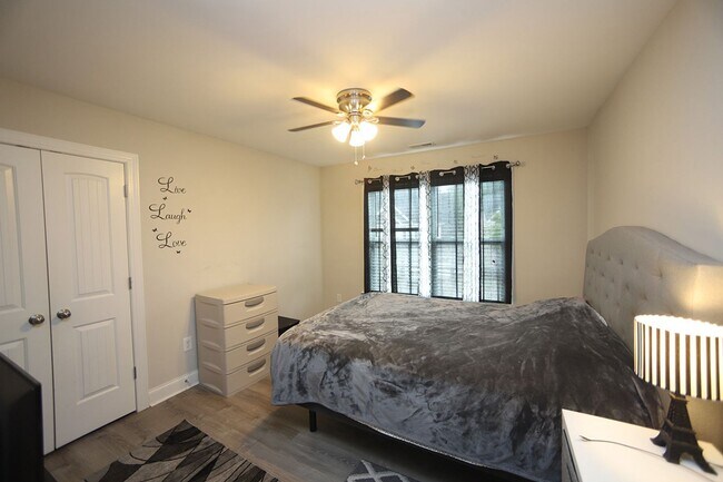 Building Photo - 709 Lone Pine Loop