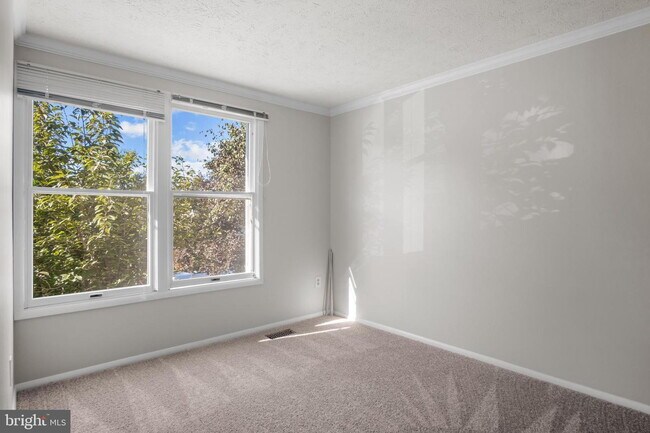 Building Photo - Conveniently Located Townhouse with Versatile Living Spaces