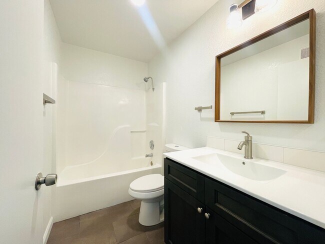 Building Photo - Beautifully Upgraded Apartment in Gated Co...
