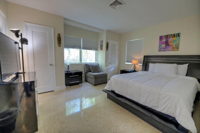 Building Photo - 3201 NE 23rd St