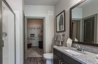 Building Photo - 1930 Kingsley Dr