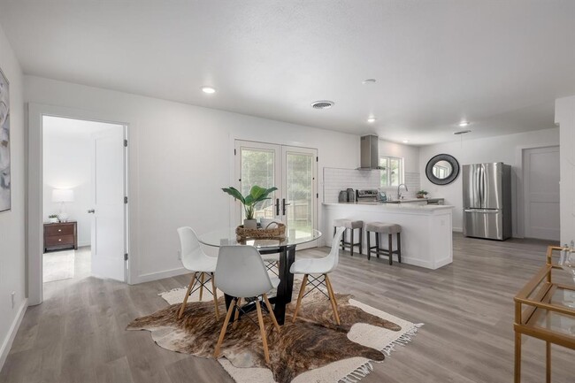Building Photo - 3300 Catalina Dr