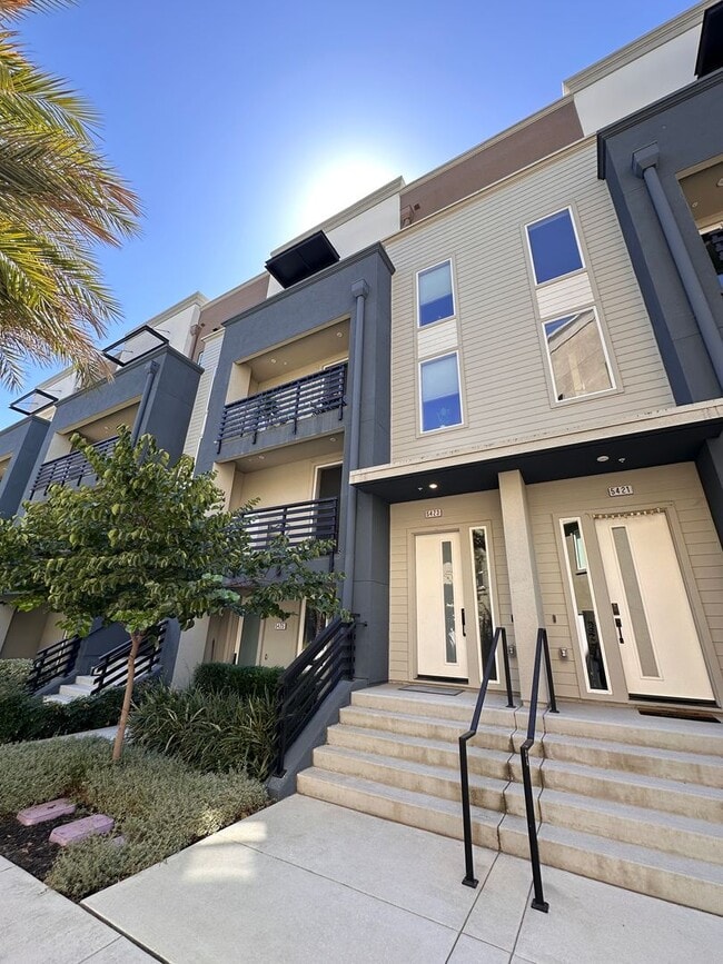 Building Photo - Gorgeous Home in Dublin!