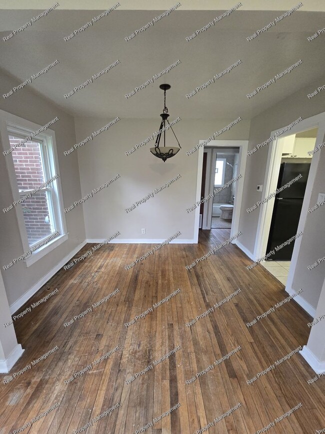 Building Photo - 2 Bedroom Duplex W/ Basement & Garage