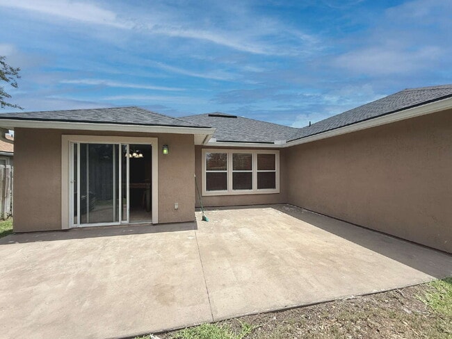 Building Photo - Samara Lakes Home with Fenced Yard