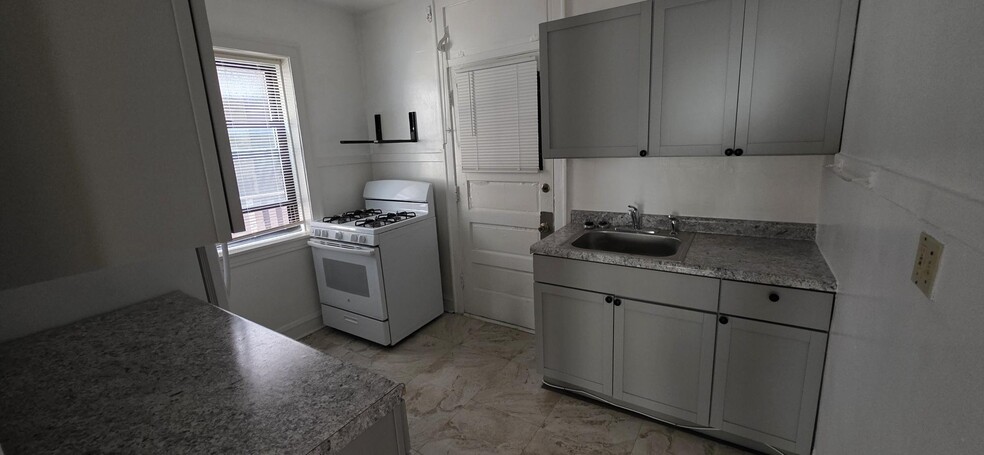 Building Photo - 908 Lyman Ave