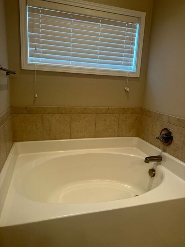 Building Photo - 103 Clovis Ct