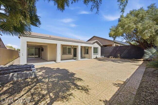 Building Photo - 2765 Struan Ave