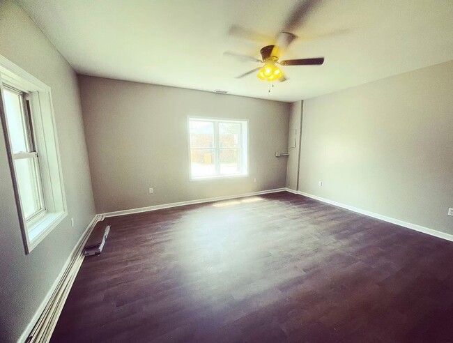 Building Photo - Charming All Brick Home!