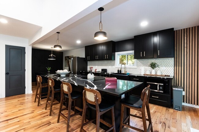 Building Photo - Ultra Modern Three Bedroom Home!