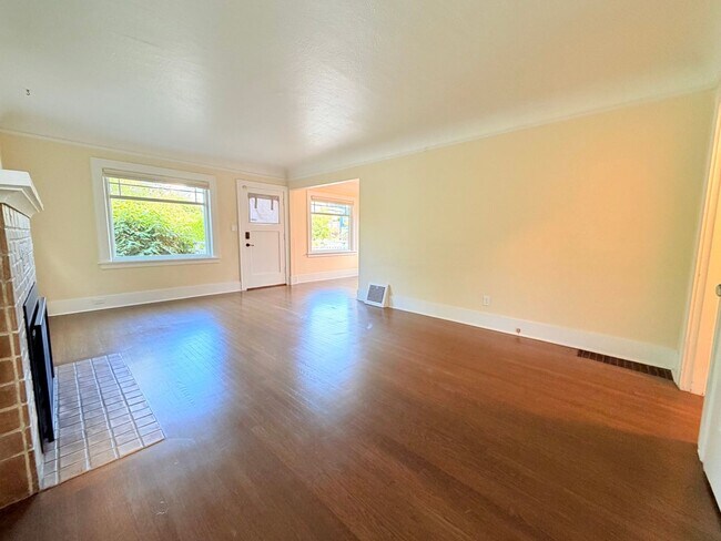 Building Photo - Charming Craftsman in Phinney Ridge - AVAILABLE NOW!