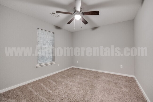 Building Photo - 707 Robins St