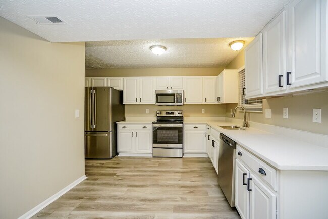 Building Photo - 1994 Ashburn Dr