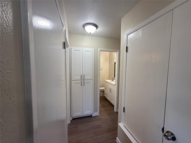 Building Photo - 1614 W Braker Ln