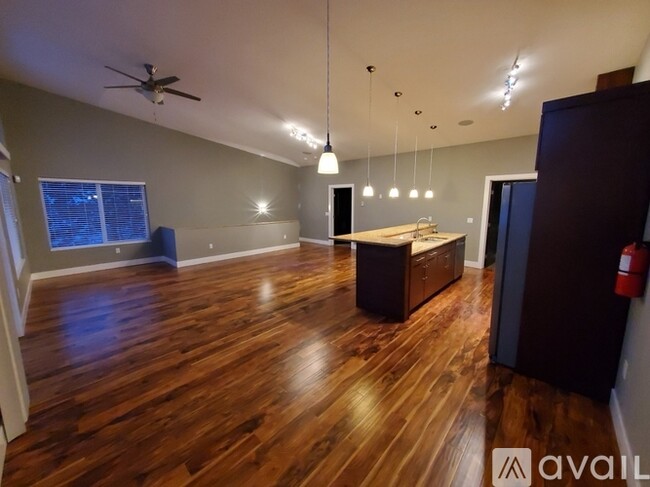 Building Photo - 2975 E Palmdale Dr