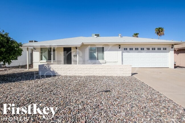 Building Photo - 2324 E Paradise Dr