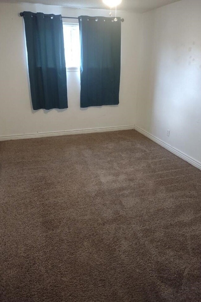 Building Photo - "Bright and Spacious 4-Bed Townhouse in Pr...