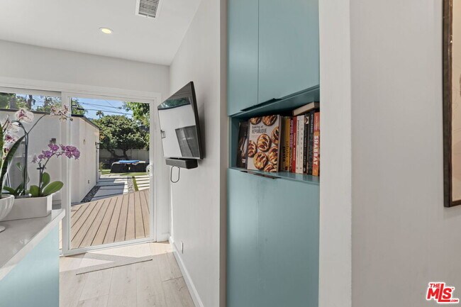 Building Photo - 11038 Blix St