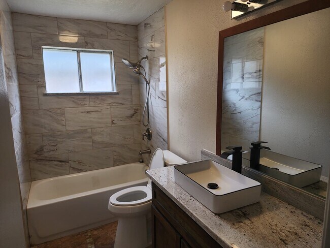 Building Photo - 715 Beechbend Dr