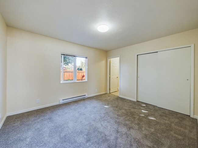 Building Photo - Modern 3BD/ABA duplex home features high-e...
