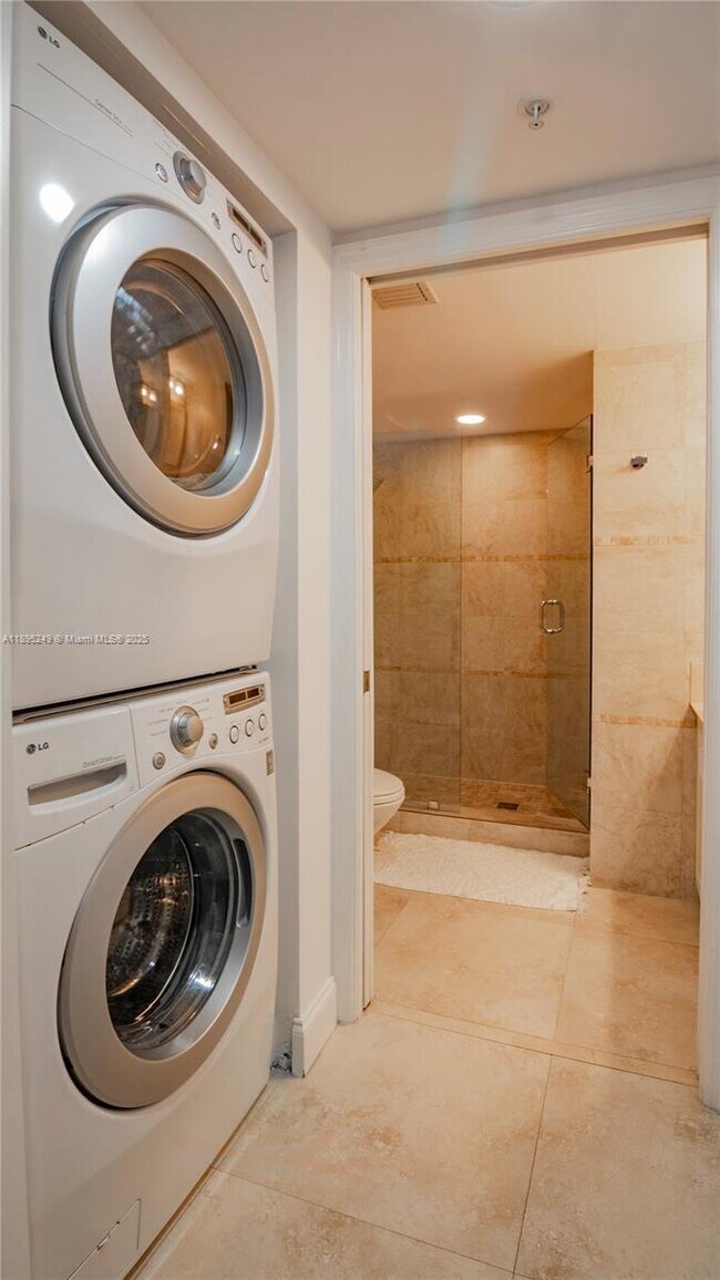 Building Photo - 1155 Brickell Bay Dr