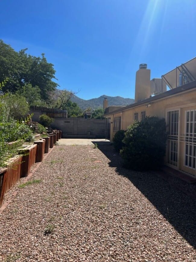 Building Photo - Beautiful 3 Bed 2 Bath 2 Car Garage just E...
