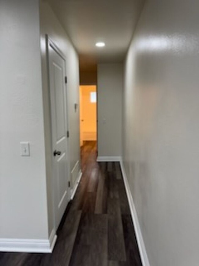 Building Photo - Upstairs Charming 2- bedroom condo