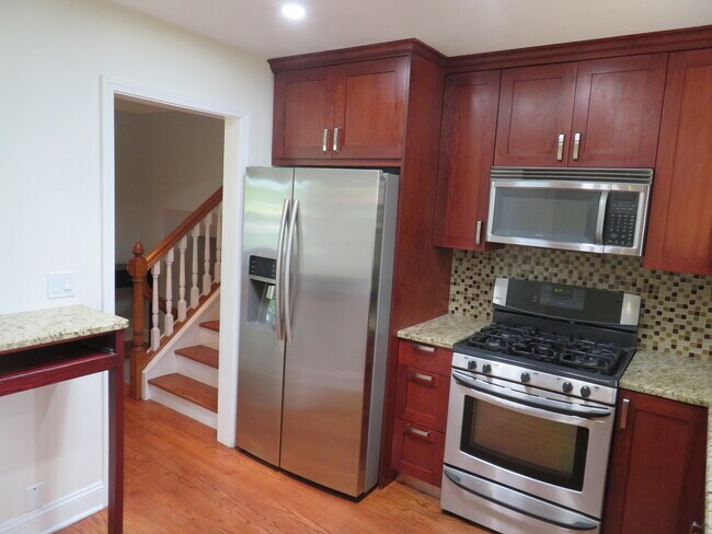 Building Photo - 932 Brantwood Ave