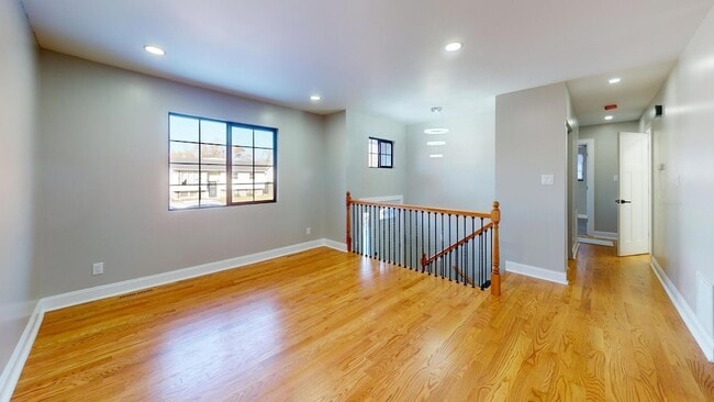 Building Photo - 1033 E 51st Pl