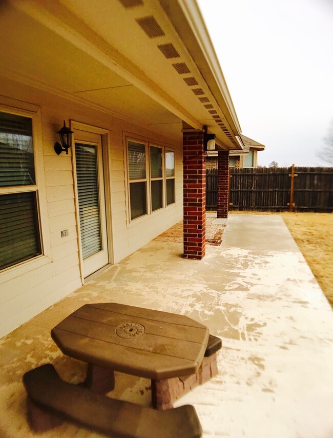 Building Photo - Large 3BD 2BA Home with Bonus Room in Yukon!!