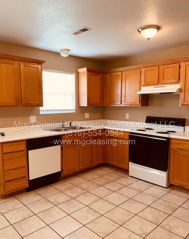 Building Photo - 200-202 NW Parker Dr