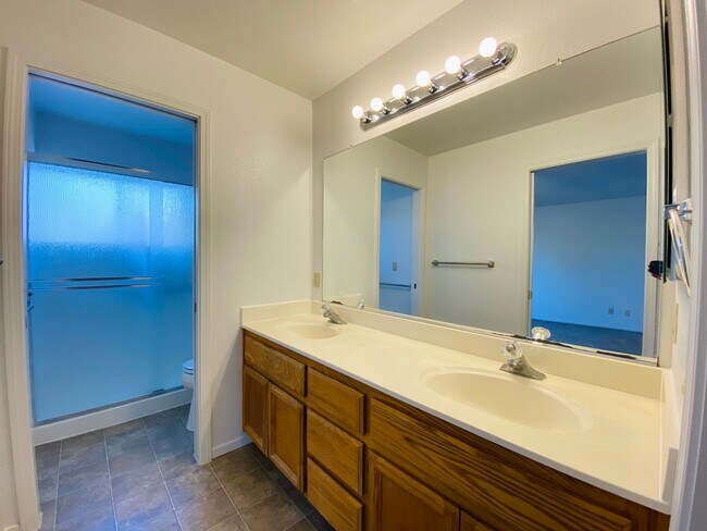 Building Photo - Lovely Galt Home