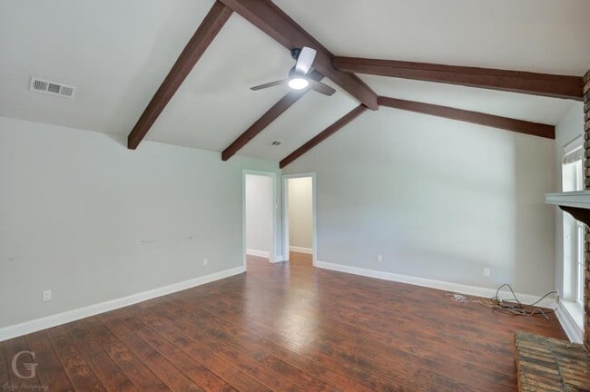 Building Photo - 425 Plaza Cir