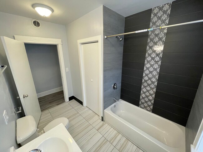 Building Photo - 4431 N Racine Ave