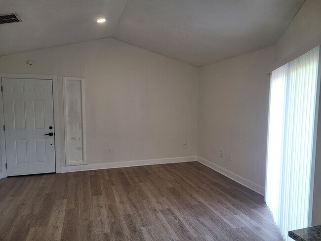 Building Photo - 1236 Dovehill Dr