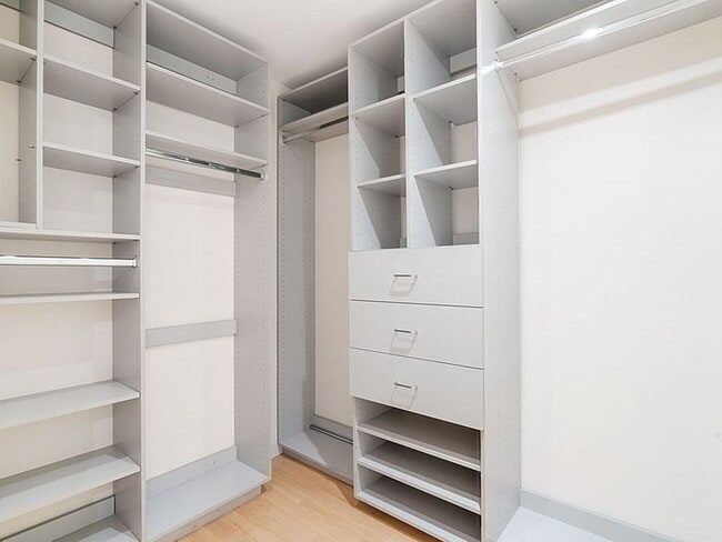 Building Photo - "Spacious 2-Bed Retreat with Granite Touches & Pool Access in Cambridge's Heart!"