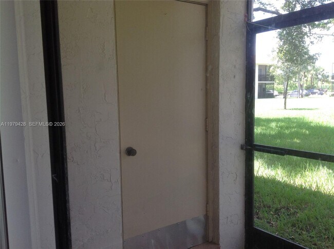 Building Photo - 16246 Laurel Dr