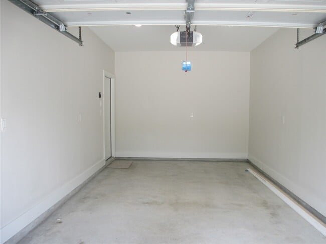 Building Photo - 1209 Elm St