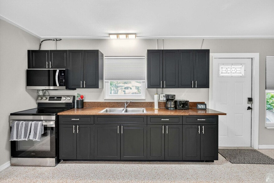 Building Photo - 349 Avenida Madera