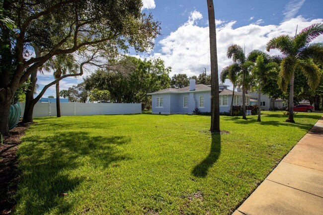 Building Photo - 1716 Mercer Ave