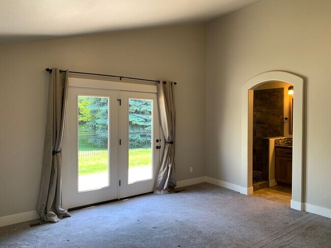 Building Photo - Beautiful 3 bed 2 bath home in the Eaglefi...