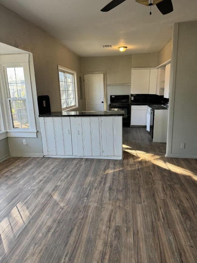 Building Photo - 835 E Walnut St